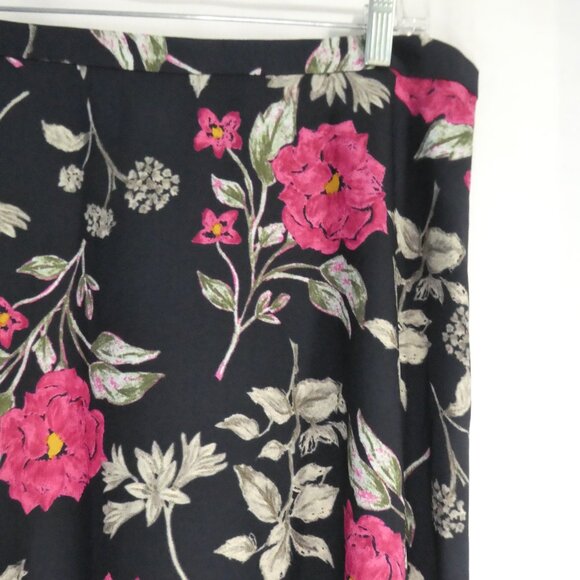 VAN HEUSSEN | size 12 | Black Floral Skirt | Zip - Hook and Eye Back Closure - Picture 5 of 15